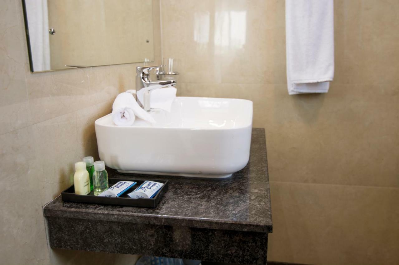 Mount Breeze Hotel Dehiwala-Mont Lavinia Extérieur photo